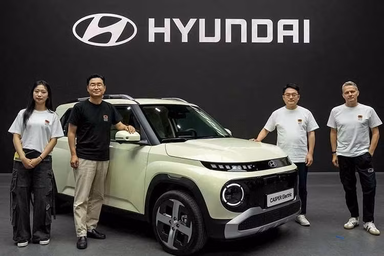 Hyundai vừa chính thức giới thiệu phiên bản cao cấp Lounge dành cho mẫu xe điện nhỏ nhất của hãng – Casper Electric tại thị trường Hàn Quốc, còn được biết đến với tên gọi Inster ở các thị trường quốc tế.