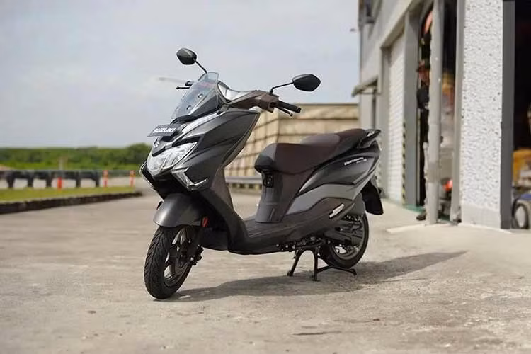 Suzuki Burgman Street EX 2026 được bán tại thị trường Ấn Độ với mức giá 108.000 rupee (tương đương khoảng 30,7 triệu đồng). Với mức giá này, đây thực sự là lựa chọn đáng cân nhắc cho ai thích xe tay ga phong cách Maxi-scooter nhưng vẫn muốn sự thực dụng khi đi phố.