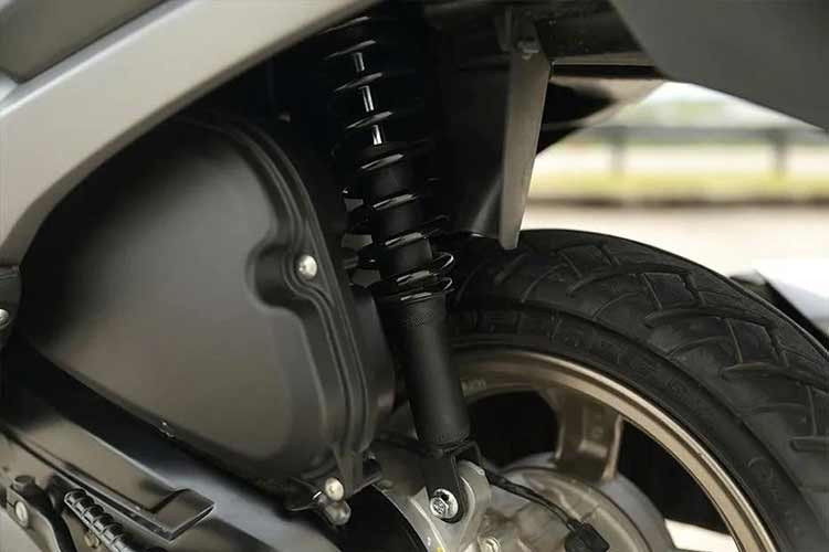 Nhìn ngang, ống xả vểnh cao tạo điểm nhấn thể thao hơn cho tổng thể. Xe sử dụng mâm hợp kim 12 inch cho cả trước và sau, đi kèm lốp không săm kích thước 90/90-12 và 100/80-12. Cấu hình này vừa đảm bảo độ ổn định, vừa phù hợp với nhu cầu đi phố hàng ngày.