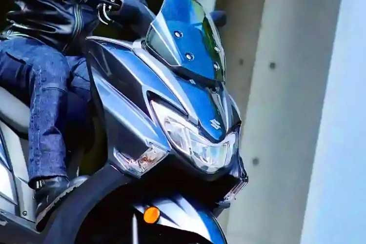 Ngoại hình của Burgman Street EX 2026 mang nhiều đường nét khí động học thừa hưởng từ các đàn anh Burgman phân khối lớn. Phía trước là kính chắn gió thiết kế công thái học, hỗ trợ che gió tốt khi chạy đường dài. Cụm đèn pha LED tích hợp đèn định vị ban ngày tạo cảm giác hiện đại.