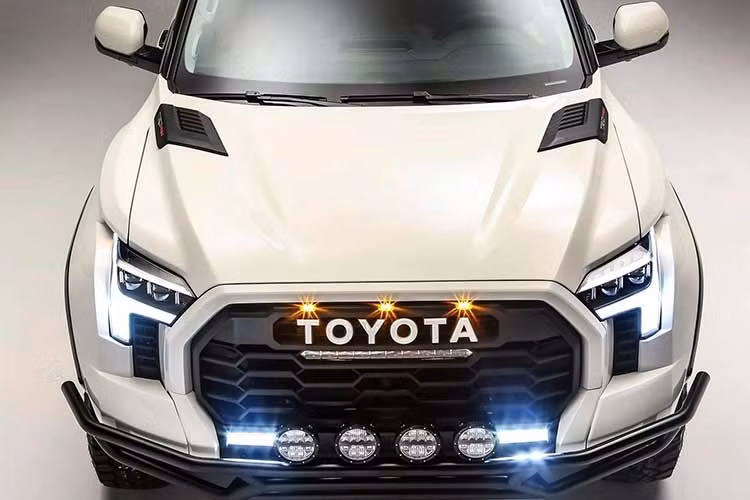 Để tương xứng với dàn chân mới, xe được trang bị vòm bánh xe mở rộng, hệ thống treo hành trình dài và bộ cản trước sau thiết kế chuyên dụng nhằm tối ưu góc tới cũng như góc thoát. Những trang bị này vốn được coi là tiêu chuẩn vàng trên các dòng bán tải hiệu suất cao của Mỹ, nay đã được Toyota ứng dụng bài bản để gia tăng khả năng chinh phục các địa hình khắc nghiệt nhất.