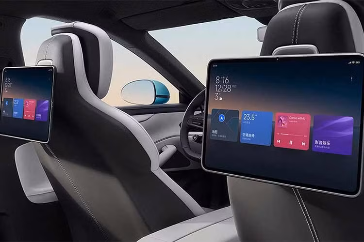 Trong khi hàng ghế sau bổ sung chế độ “không trọng lực” cùng tựa đầu cải tiến. Riêng phiên bản Max còn được trang bị cửa sổ trời toàn cảnh có khả năng điều chỉnh độ sáng thông minh theo hai vùng, mang lại trải nghiệm cao cấp hơn cho người dùng.