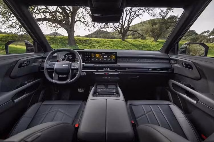 Telluride X-Pro sở hữu khoảng sáng gầm 9,1 inch (231 mm), trong khi Subaru Outback Wilderness – một đối thủ đáng chú ý – đạt 9,5 inch (241 mm) nhưng cũng không có phiên bản hybrid. Điều này cho thấy các mẫu xe thiên hướng địa hình vẫn ưu tiên cấu hình truyền thống để đảm bảo hiệu năng.