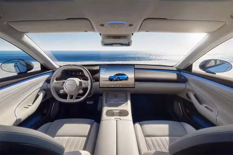 Khoang nội thất tiếp tục là điểm nhấn khi được nâng cấp đồng bộ với tông màu đen Dark Night, hệ thống đèn viền ba lớp và vô-lăng bọc da Nappa. Hàng ghế trước hỗ trợ chỉnh điện 18 hướng, tích hợp massage và đỡ hông.