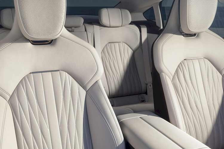 Về vận hành, toàn bộ các phiên bản đều sử dụng mô-tơ điện V6s Plus với hiệu suất truyền năng lượng đạt 94%. Phiên bản Max có thể tăng tốc từ 0–100 km/h trong 3,08 giây và đạt tốc độ tối đa 265 km/h. Phạm vi hoạt động theo chuẩn CLTC lần lượt là 720 km đối với bản Standard, 902 km với bản Pro và 835 km ở bản Max.