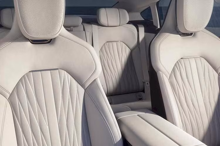 Về vận hành, toàn bộ các phiên bản đều sử dụng mô-tơ điện V6s Plus với hiệu suất truyền năng lượng đạt 94%. Phiên bản Max có thể tăng tốc từ 0–100 km/h trong 3,08 giây và đạt tốc độ tối đa 265 km/h. Phạm vi hoạt động theo chuẩn CLTC lần lượt là 720 km đối với bản Standard, 902 km với bản Pro và 835 km ở bản Max.