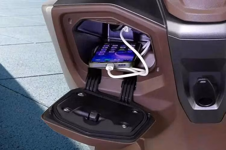 Burgman Street EX 2026 sử dụng cụm đồng hồ LCD kỹ thuật số hoàn toàn tích hợp hệ thống Suzuki Ride Connect, cho phép kết nối Bluetooth với điện thoại thông minh và hỗ trợ các tính năng như thông báo cuộc gọi, tin nhắn cũng như dẫn đường từng chặng.