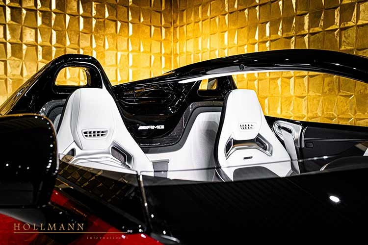 Đi kèm hộp số 9 cấp AMG SPEEDSHIFT MCT 9G, hệ dẫn động 4 bánh toàn thời gian thông minh AMG Performance 4MATIC+.