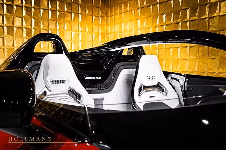 Đi kèm hộp số 9 cấp AMG SPEEDSHIFT MCT 9G, hệ dẫn động 4 bánh toàn thời gian thông minh AMG Performance 4MATIC+.