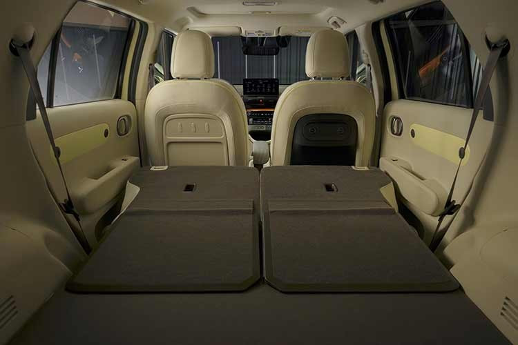 Một số trang bị như cửa sổ trời hay sạc không dây được cung cấp dưới dạng tùy chọn, trong khi Hyundai cũng đưa ra nhiều phụ kiện đi kèm nhằm tăng tính tiện dụng, từ giải pháp lưu trữ, trang bị dành cho thú cưng cho đến giá nóc hay đệm hơi phục vụ nhu cầu nghỉ ngơi.