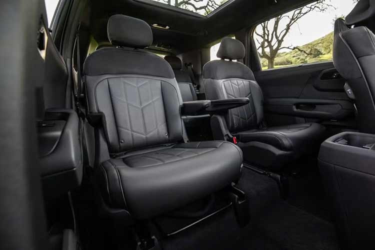 Telluride X-Pro được trang bị lốp địa hình Continental CrossContact ATR kích thước 255/60R18, đi cùng mâm 18 inch. Tuy nhiên, bộ mâm sơn đen bóng có thể không phải lựa chọn tối ưu cho điều kiện địa hình khắc nghiệt.