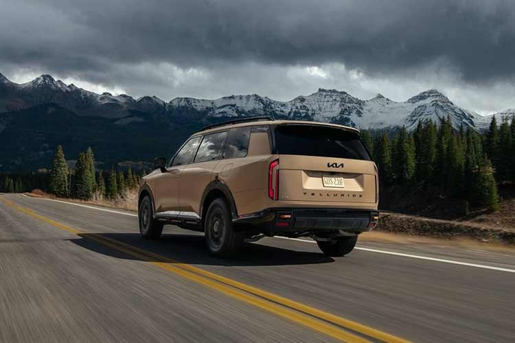 Tại thị trường Mỹ, Kia Telluride X-Pro SX Prestige có giá khởi điểm từ 56.790 USD. Xe được trang bị vi sai chống trượt điện tử, móc cứu hộ trước và sau, hệ thống làm mát nâng cấp và ổ điện 110V/150W ở khoang hành lý.