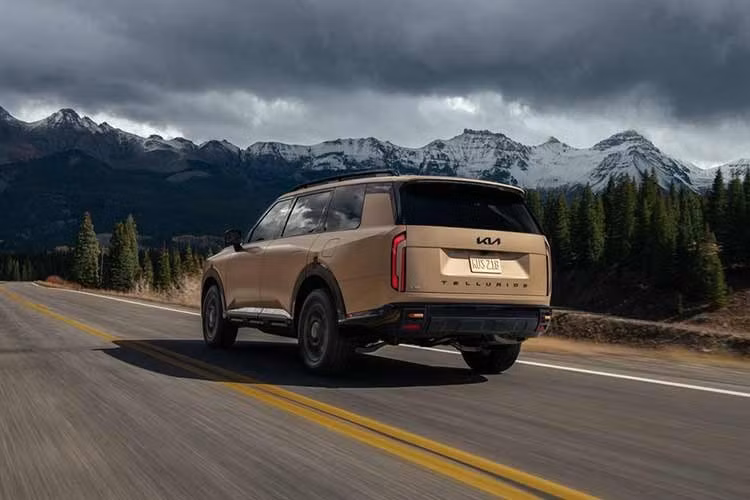Tại thị trường Mỹ, Kia Telluride X-Pro SX Prestige có giá khởi điểm từ 56.790 USD. Xe được trang bị vi sai chống trượt điện tử, móc cứu hộ trước và sau, hệ thống làm mát nâng cấp và ổ điện 110V/150W ở khoang hành lý.