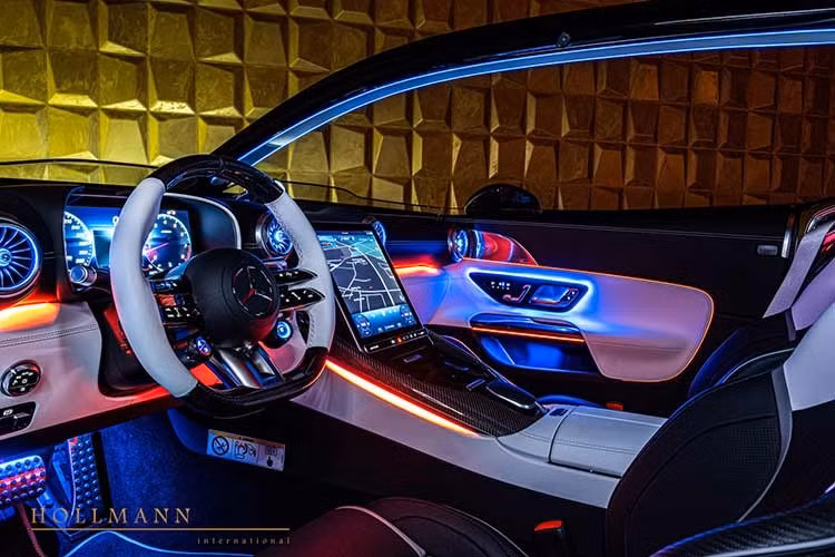 Mercedes-AMG PureSpeed sử dụng cơ cấu cánh gió điều khiển điện thay vì cánh gió cỡ lớn của gói AMG Aerodynamics trên SL-Class. Nội thất của Mercedes-AMG PureSpeed không có nhiều khác biệt so với SL-Class tiêu chuẩn.