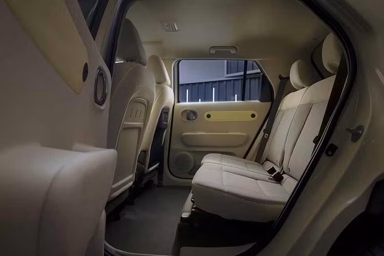 Hệ thống âm thanh cũng được nâng cấp với loa sử dụng màng Kevlar, mang lại chất lượng âm thanh tốt hơn. Bên cạnh đó, xe sở hữu màn hình giải trí 10,25 inch cùng cụm đồng hồ kỹ thuật số đồng kích thước và gói an toàn chủ động ADAS cấp độ 2 dưới dạng tiêu chuẩn.