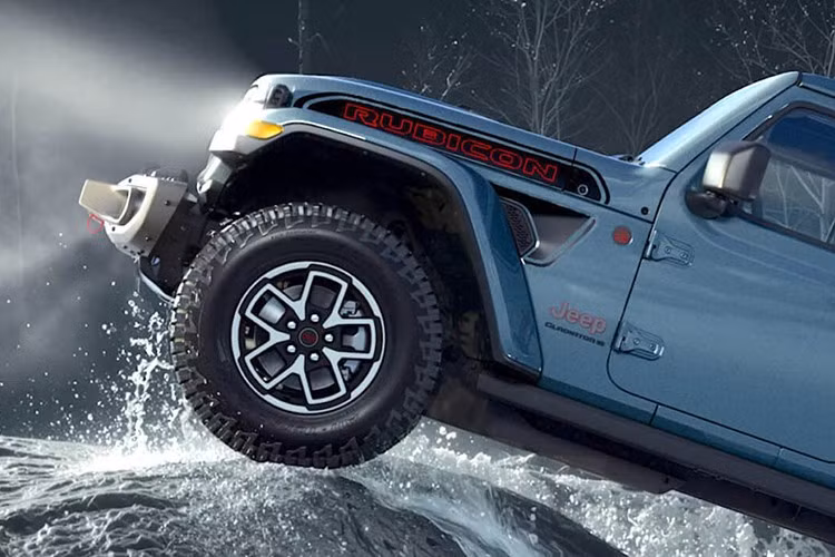 Bạn có thể dễ dàng nhận ra nó nhờ các tính năng đặc biệt khác, chẳng hạn như tem dán Shadow Ops trên nắp ca-pô và chắn bùn tạo nên vẻ ngoài khác biệt. Xe cũng có tem dán trên cửa sau và gói trang bị theo chủ đề, cũng như lưới tản nhiệt màu đen mờ, vè chắn bùn cùng màu thân xe và mui cứng ba mảnh được sơn cùng màu với ngoại thất.