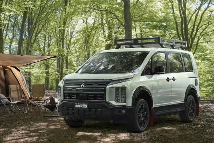 Trong khi đó, kích thước tổng thể của mẫu xe MPV Mitsubishi Delica D:5 2026 vẫn giữ nguyên với chiều dài 4.800 mm và chiều dài cơ sở 2.850 mm. Với kích thước này, xe nằm trong phân khúc MPV hạng trung, tương tự Toyota Innova Cross đang bán ở Việt Nam.