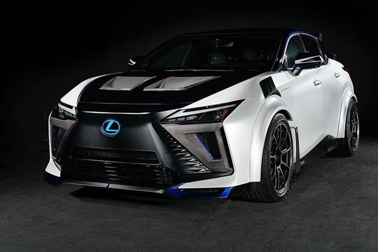 RZ 600e F Sport Performance sử dụng bộ bodykit sợi carbon từng xuất hiện trên phiên bản giới hạn RZ 450e F Sport ra mắt năm 2024, vốn được lấy cảm hứng từ concept RZ Sport trình làng năm 2023. Những thay đổi đáng chú ý bao gồm nắp ca-pô có khe thoát gió, cánh chia gió trước, vòm bánh xe mở rộng tích hợp chi tiết khí động học.