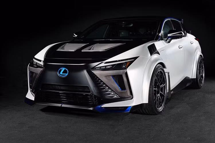 RZ 600e F Sport Performance sử dụng bộ bodykit sợi carbon từng xuất hiện trên phiên bản giới hạn RZ 450e F Sport ra mắt năm 2024, vốn được lấy cảm hứng từ concept RZ Sport trình làng năm 2023. Những thay đổi đáng chú ý bao gồm nắp ca-pô có khe thoát gió, cánh chia gió trước, vòm bánh xe mở rộng tích hợp chi tiết khí động học.