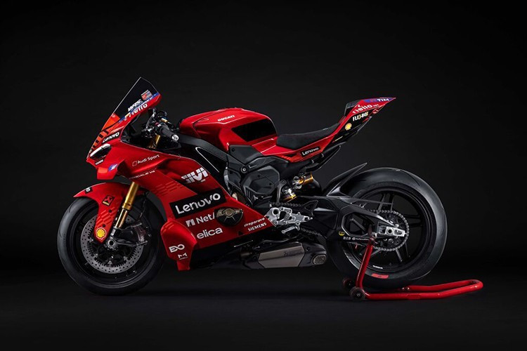 Chiếc xe được trang bị các hốc gió bên hông Corner Sidepods do chính Ducati sản xuất, một tính năng khí động học mà hãng đã giới thiệu vào MotoGP năm 2021. Nói một cách đơn giản, chi tiết này cho phép xe tạo ra hiệu ứng mặt đất tốt hơn ở góc nghiêng lớn. Theo Ducati, “Điều này đảm bảo độ bám đường của lốp cao hơn và cho phép tốc độ vào cua cao hơn, dẫn đến thời gian vòng đua ngắn hơn”.