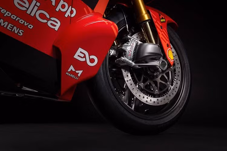 Phiên bản này mạnh hơn một chút so với phiên bản tiêu chuẩn, đồng thời trọng lượng tổng thể lại được giảm bớt. V4 S sản sinh công suất 216 mã lực ở 13.500 vòng/phút, nhưng nhờ bổ sung ống xả Akrapovič với khả năng hiệu chỉnh động cơ chuyên dụng, phiên bản Marquez đã được nâng lên 218,5 mã lực ở cùng vòng tua tối đa.