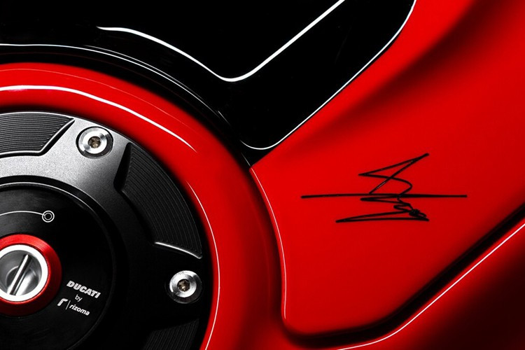 Hệ thống giảm xóc cao cấp được trang bị giống nhau trên cả hai mẫu Panigale V4 Marquez và V4 S, với phuộc trước Öhlins NPX-30 43mm có van điều áp và giảm xóc sau Öhlins TTX 36. Hệ thống giảm xóc có thể điều chỉnh hoàn toàn ở cả hai đầu xe.