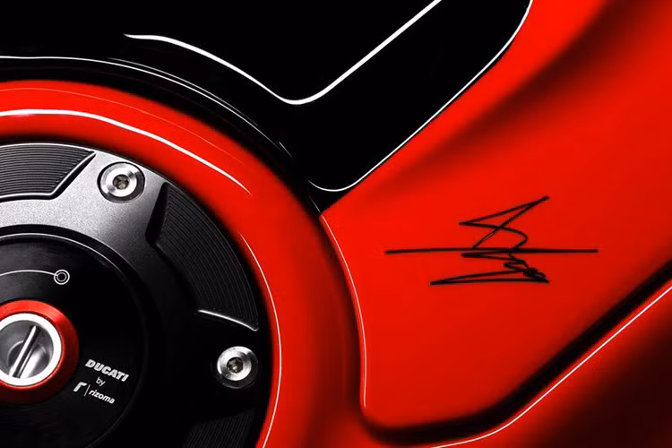 Hệ thống giảm xóc cao cấp được trang bị giống nhau trên cả hai mẫu Panigale V4 Marquez và V4 S, với phuộc trước Öhlins NPX-30 43mm có van điều áp và giảm xóc sau Öhlins TTX 36. Hệ thống giảm xóc có thể điều chỉnh hoàn toàn ở cả hai đầu xe.