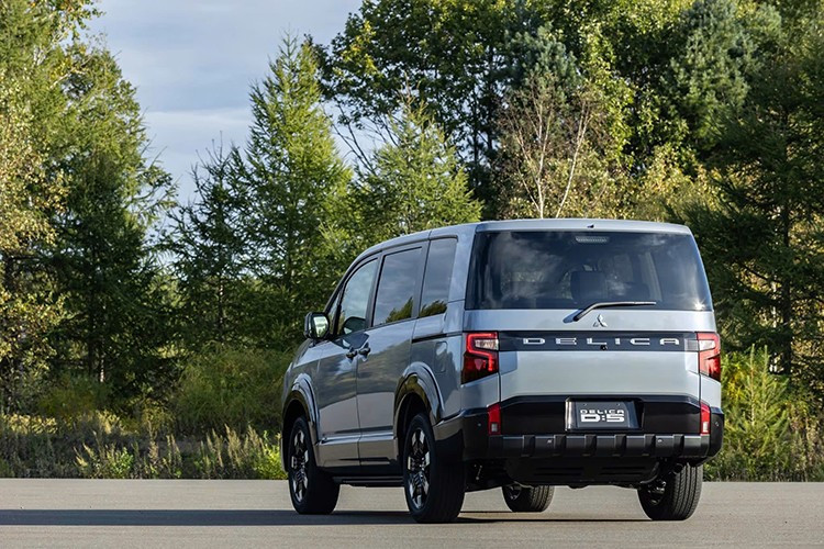 Nhìn từ bên sườn, xe sở hữu các thay đổi khá rõ rệt với ốp cua lốp mở rộng, viền đen chạy dọc bệ cửa cùng bộ mâm hợp kim 18 inch mới với thiết kế 7 chấu và được hoàn thiện hai tông màu. Đuôi xe được cập nhật với cản sau thiết kế lại, tích hợp tấm bảo vệ gầm và ốp cửa cốp mới, tích hợp dòng chữ "Delica" dạng khối.