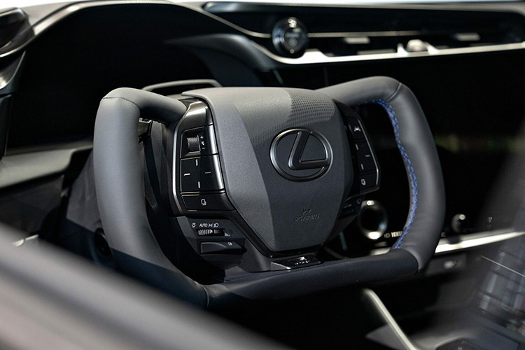 Về vận hành, RZ 600e F Sport Performance là phiên bản RZ mạnh nhất từng được Lexus sản xuất. Hệ thống hai mô-tơ điện được tinh chỉnh để đạt tổng công suất 420 mã lực, vượt qua các mẫu xe “anh em” dùng chung nền tảng như Toyota bZ hay Subaru Solterra.