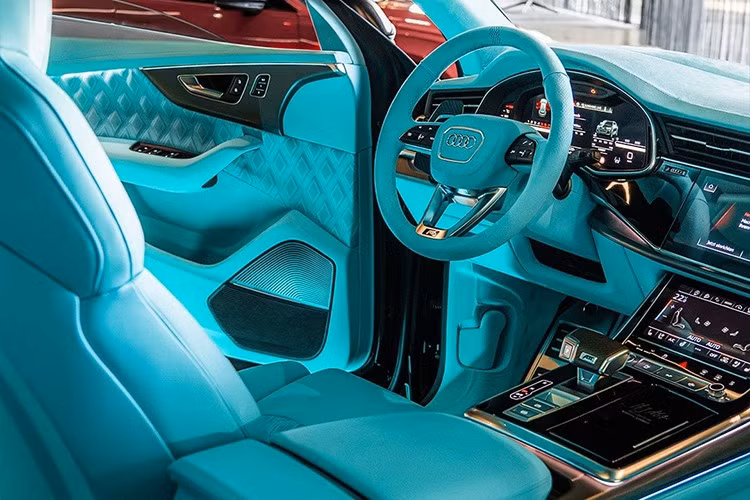 Hai chữ cái cuối cùng là viết tắt của Legacy Edition (phiên bản kế thừa), và chiếc xe cụ thể này sở hữu những phụ kiện cao cấp từ ABT Sportsline, như bạn có thể dễ dàng nhận thấy, đặc biệt nếu bạn là người đam mê xe độ sẽ không còn quá xa lạ với mối lương duyên giữa Audi và ABT.