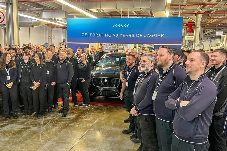 Sau khi xuất xưởng, chiếc SUV màu đen sẽ được bàn giao cho Quỹ Di sản Jaguar Daimler ở Gaydon. Ban đầu, chiếc xe thể thao đa dụng trang bị động cơ V8 này sẽ được trưng bày cùng với chiếc Jaguar SS Saloon đầu tiên và chiếc XE Saloon cuối cùng.