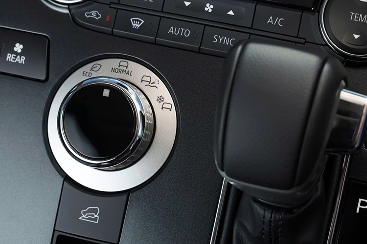 Dưới nắp ca-pô, Mitsubishi Delica D:5 2026 tiếp tục sử dụng động cơ diesel tăng áp, dung tích 2.2L, nhưng công suất nay đạt 143 mã lực và mô-men xoắn cực đại 380 Nm, giảm nhẹ so với trước đó. Động cơ vẫn kết hợp với hộp số tự động 8 cấp và hệ dẫn động 4 bánh tiêu chuẩn. Mitsubishi đã tinh chỉnh hệ truyền động với hệ thống Super-All Wheel Control (S-AWC) nhằm cải thiện độ bám đường và sự ổn định khi di chuyển trên địa hình xấu.