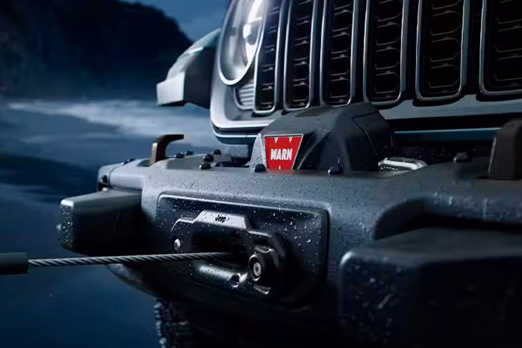 Do đó, khả năng cứu hộ đã được tăng cường đáng kể so với các phiên bản thấp hơn, và không chỉ vậy, những thay đổi vẫn chưa dừng lại ở đây. Mẫu Jeep Gladiator Shadow Ops mới cũng được trang bị cản trước bằng thép chịu lực cao, và chi tiết này cũng được lặp lại ở phía sau.