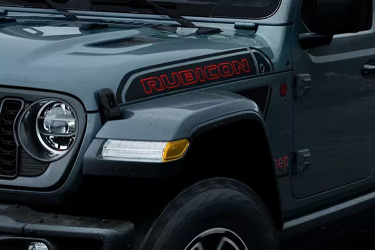 Tuy nhiên, nhà sản xuất ôtô đã quyết định không trang bị thêm thảm trải sàn chống trơn trượt, vì vậy đó là tính năng đặc biệt duy nhất bạn sẽ tìm thấy khi mở cửa xe. Jeep cho biết Gladiator Shadow Ops được xây dựng dựa trên mẫu Rubicon nổi tiếng, có giá bán lẻ đề xuất là 52.000 đô la cho phiên bản năm 2026, nằm giữa các phiên bản Sport, Sport S và Willys và các phiên bản Mojave, Rubicon X và Mojave X.