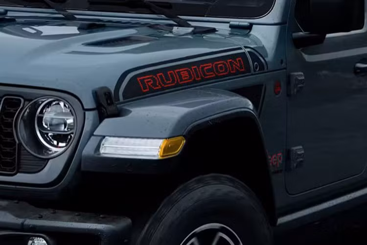 Tuy nhiên, nhà sản xuất ôtô đã quyết định không trang bị thêm thảm trải sàn chống trơn trượt, vì vậy đó là tính năng đặc biệt duy nhất bạn sẽ tìm thấy khi mở cửa xe. Jeep cho biết Gladiator Shadow Ops được xây dựng dựa trên mẫu Rubicon nổi tiếng, có giá bán lẻ đề xuất là 52.000 đô la cho phiên bản năm 2026, nằm giữa các phiên bản Sport, Sport S và Willys và các phiên bản Mojave, Rubicon X và Mojave X.