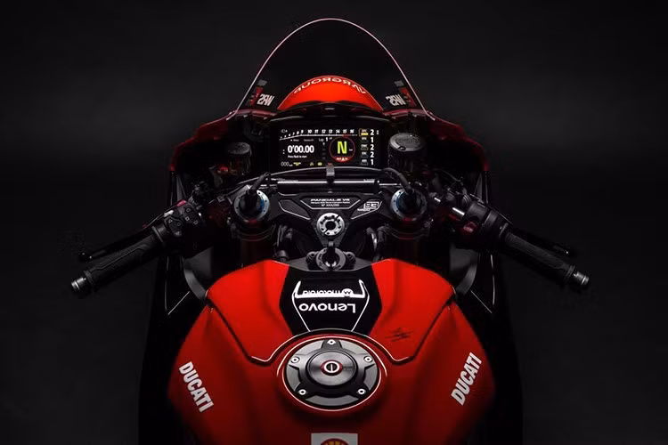 Tất cả những điều này mang lại một hệ thống cũng được các tay đua chính thức của Ducati sử dụng trong Giải Race of Champions năm 2024, và được phát triển từ phiên bản đua tương tự được sử dụng trong Giải vô địch WSBK thế giới.