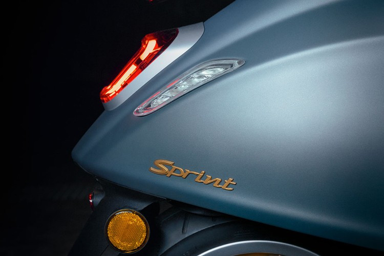 Đặc biệt, mỗi chiếc Vespa Sprint 150 Blu Officina 8 đi kèm với bộ quà tặng chào mừng trong hộp thiếc phiên bản đặc biệt, bao gồm sách hướng dẫn sử dụng ghi lại lịch sử của Officina 8.