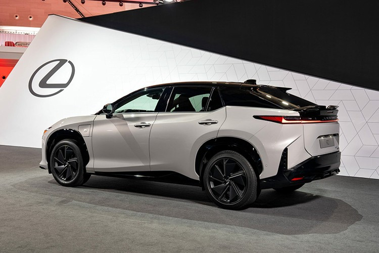 Ôp sườn của xe tái thiết kế, bộ khuếch tán gió sau cỡ lớn và cánh gió sau hai tầng. Xe có hai tùy chọn màu sơn Neutrino Gray và Hakugin II, đều kết hợp nền đen, điểm xuyết bằng các chi tiết carbon lộ thiên và chi tiết trang trí màu xanh dương đặc trưng của dòng xe điện Lexus.