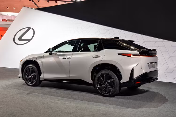 Ôp sườn của xe tái thiết kế, bộ khuếch tán gió sau cỡ lớn và cánh gió sau hai tầng. Xe có hai tùy chọn màu sơn Neutrino Gray và Hakugin II, đều kết hợp nền đen, điểm xuyết bằng các chi tiết carbon lộ thiên và chi tiết trang trí màu xanh dương đặc trưng của dòng xe điện Lexus.