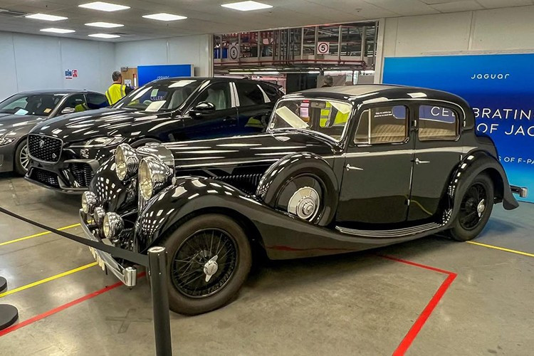 Jaguar Land Rover đã công bố kế hoạch chỉ sử dụng xe điện chạy bằng pin, với cam kết sẽ có các tùy chọn xe điện thuần túy cho Discovery và Defender vào năm 2030. Trong khi đó, hãng Jaguar đang chuyển sang hoàn toàn sử dụng điện với mẫu Type 00.