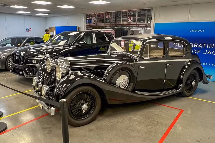 Jaguar Land Rover đã công bố kế hoạch chỉ sử dụng xe điện chạy bằng pin, với cam kết sẽ có các tùy chọn xe điện thuần túy cho Discovery và Defender vào năm 2030. Trong khi đó, hãng Jaguar đang chuyển sang hoàn toàn sử dụng điện với mẫu Type 00.