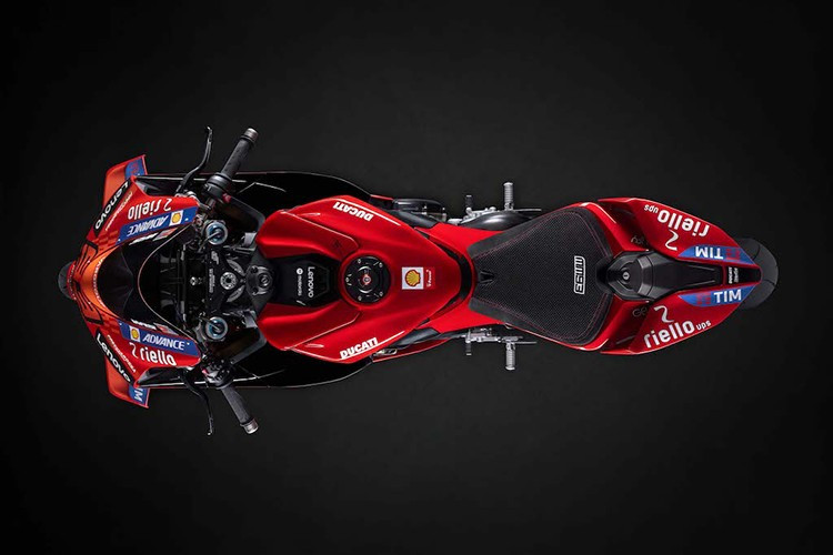 Bình xăng của chiếc xe đã được chính Marquez ký tên. Anh đã giành chức vô địch MotoGP đầu tiên cùng Ducati vào năm 2025. Đây là danh hiệu thứ bảy của anh (ở hạng mục cao nhất) sau khi giành 6 danh hiệu còn lại với Honda, và là danh hiệu vô địch thế giới thứ 9 của anh.