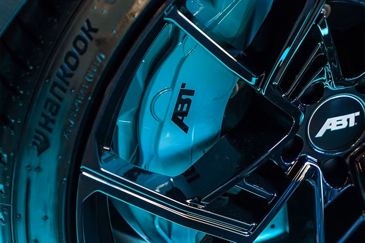 Thoạt nhìn, điều này có vẻ như là sự so sánh giữa Audi RS Q8 và ba phiên bản của Lamborghini Urus, nhưng thực chất không phải vậy. Trên thực tế, chúng tôi muốn làm nổi bật những điểm khác biệt giữa các mẫu xe này trước khi chuyển sang chiếc Audi RS Q8 trong bài viết này, có tên gọi là RSQ8-LE.