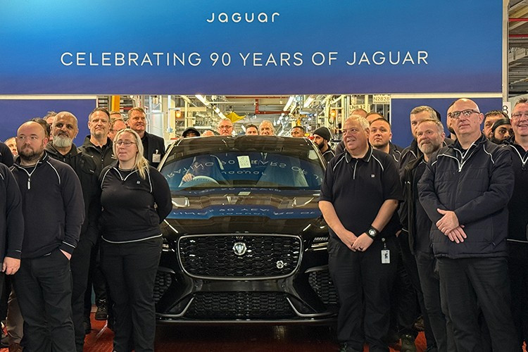 Mới đây, hình ảnh về chiếc Jaguar F-Pace SVR màu đen được câu lạc bộ những người đam mê Jaguar chụp trên dây chuyền sản xuất F-Pace tại nhà máy Solihull vào ngày 19/12/2025 đã cho thấy, đây là mẫu xe sử dụng động cơ đốt trong cuối cùng của hãng Jaguar được sản xuất.