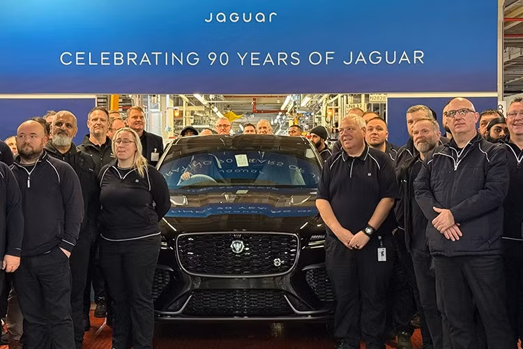 Mới đây, hình ảnh về chiếc Jaguar F-Pace SVR màu đen được câu lạc bộ những người đam mê Jaguar chụp trên dây chuyền sản xuất F-Pace tại nhà máy Solihull vào ngày 19/12/2025 đã cho thấy, đây là mẫu xe sử dụng động cơ đốt trong cuối cùng của hãng Jaguar được sản xuất.