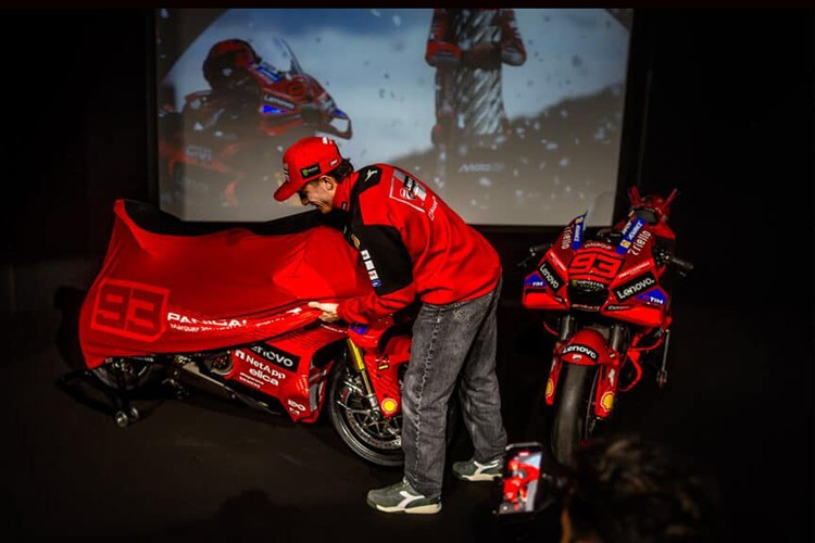 Ducati vừa cho ra mắt mẫu mô tô phiên bản Marc Marquez thứ hai chỉ trong vòng hai tháng. Để nhắc lại, Ducati đã tiết lộ các mẫu Marquez và Francesco Bagnaia Panigale V2 mới vào tháng trước tại triển lãm EICMA. Tuy nhiên, phiên bản V4 Marquez mới này được dựa trên mẫu Panigale V4 S năm 2025, nhưng mang đậm phong cách MotoGP.