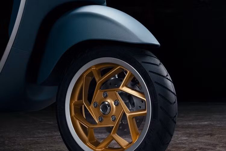 Mặc dù không có hệ thống chống bó cứng phanh (ABS) kênh đôi như Honda SH, nhưng phiên bản này vẫn được trang bị ABS ở bánh trước, giúp người dùng yên tâm hơn khi phanh gấp.