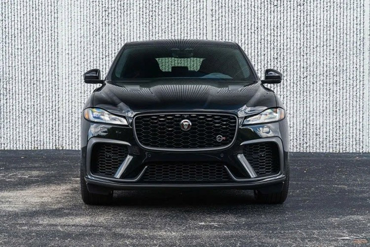 Hiện nay, chỉ có hai lựa chọn động cơ: động cơ xăng bốn xi-lanh P250 và động cơ 8 xi-lanh P575 của phiên bản SVR. Với công suất 567 mã lực ở vòng tua tối đa, động cơ V8 siêu tăng áp 5.0 lít ra mắt năm 2009, ban đầu được trang bị cho các mẫu XFR và XKR. Được phát triển khi Ford nắm quyền điều hành tại Jaguar, động cơ này được coi là một thiết kế của Jaguar.