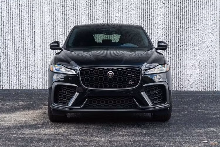 Hiện nay, chỉ có hai lựa chọn động cơ: động cơ xăng bốn xi-lanh P250 và động cơ 8 xi-lanh P575 của phiên bản SVR. Với công suất 567 mã lực ở vòng tua tối đa, động cơ V8 siêu tăng áp 5.0 lít ra mắt năm 2009, ban đầu được trang bị cho các mẫu XFR và XKR. Được phát triển khi Ford nắm quyền điều hành tại Jaguar, động cơ này được coi là một thiết kế của Jaguar.