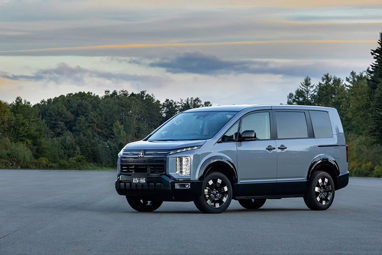 Phiên bản cập nhật của Mitsubishi Delica D:5 vẫn giữ dáng dấp quen thuộc của đời trước với thiết kế đầu xe Dynamic Shield quen thuộc và cụm đèn LED tách tầng đặc trưng. Tuy vậy, xe có những tinh chỉnh đáng chú ý ở lưới tản nhiệt, cản trước và tấm ốp bảo vệ gầm, giúp mang đến diện mạo sắc sảo hơn đồng thời tăng chất off-road.